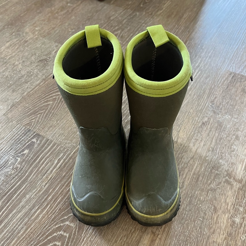 Kids muck boots size 8